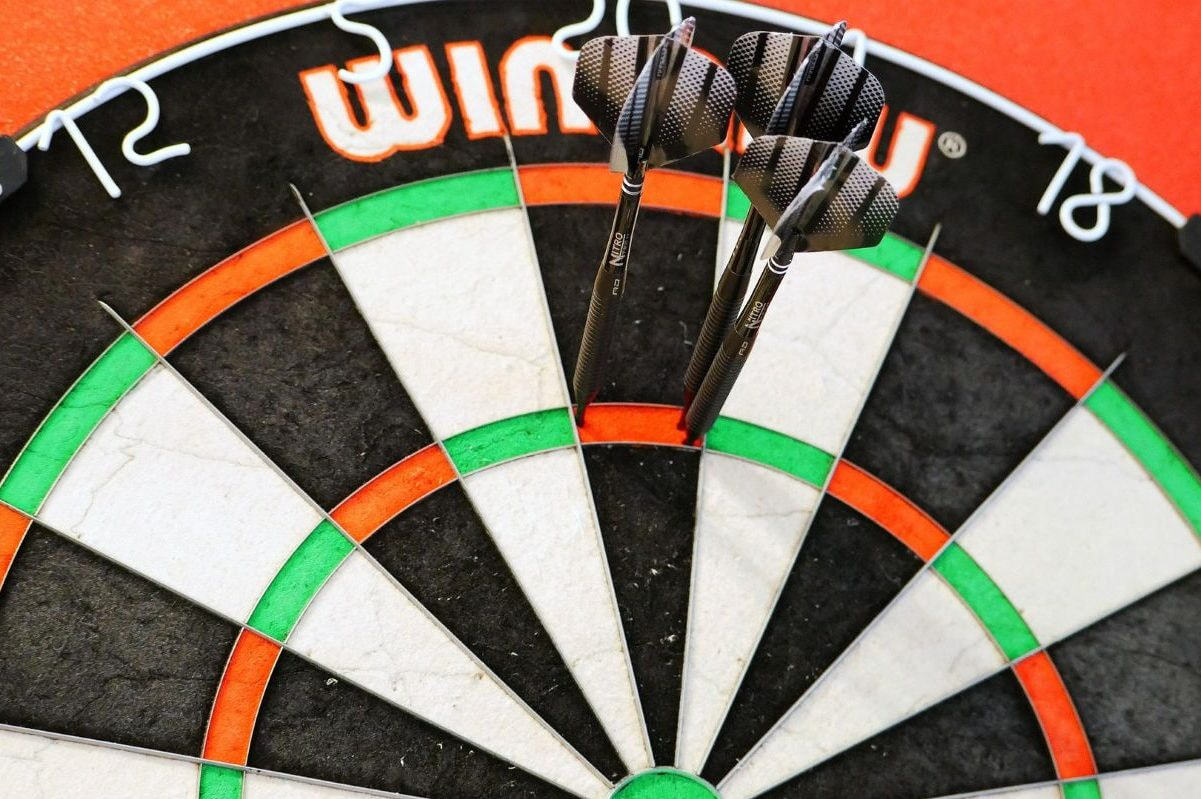 Aufnahme einer Dartsscheibe mit drei Pfeilen in der Triple 20.