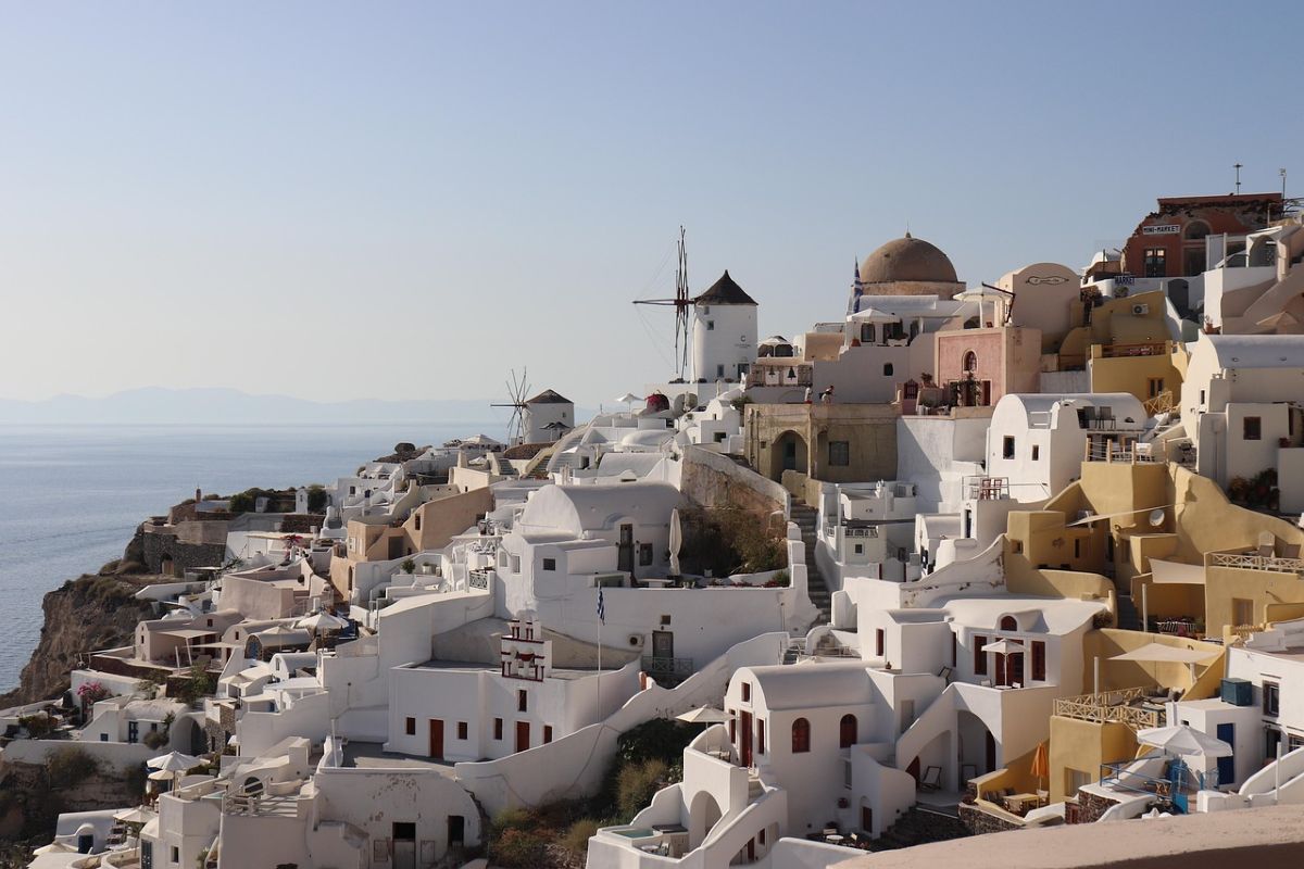 Aufnahme einer griechischen Stadt am Meer.