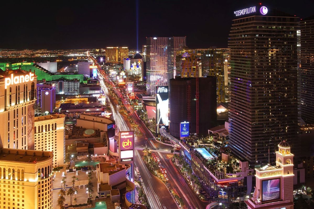 Aufnahme des Las Vegas Strip bei Nacht.