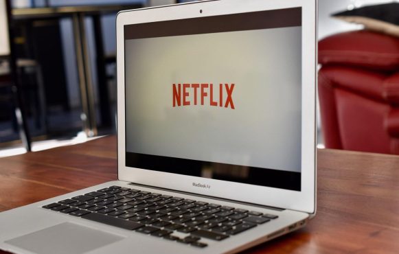 Ein Laptop mit dem Netflix-Logo