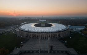 Das Olympiastadion in Berlin bei Sonnenuntergang.