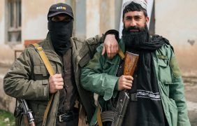 Zwei bewaffnete Talibankämpfer in Afghanistan.