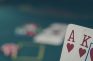Person mit Pokerkarten in der Hand.