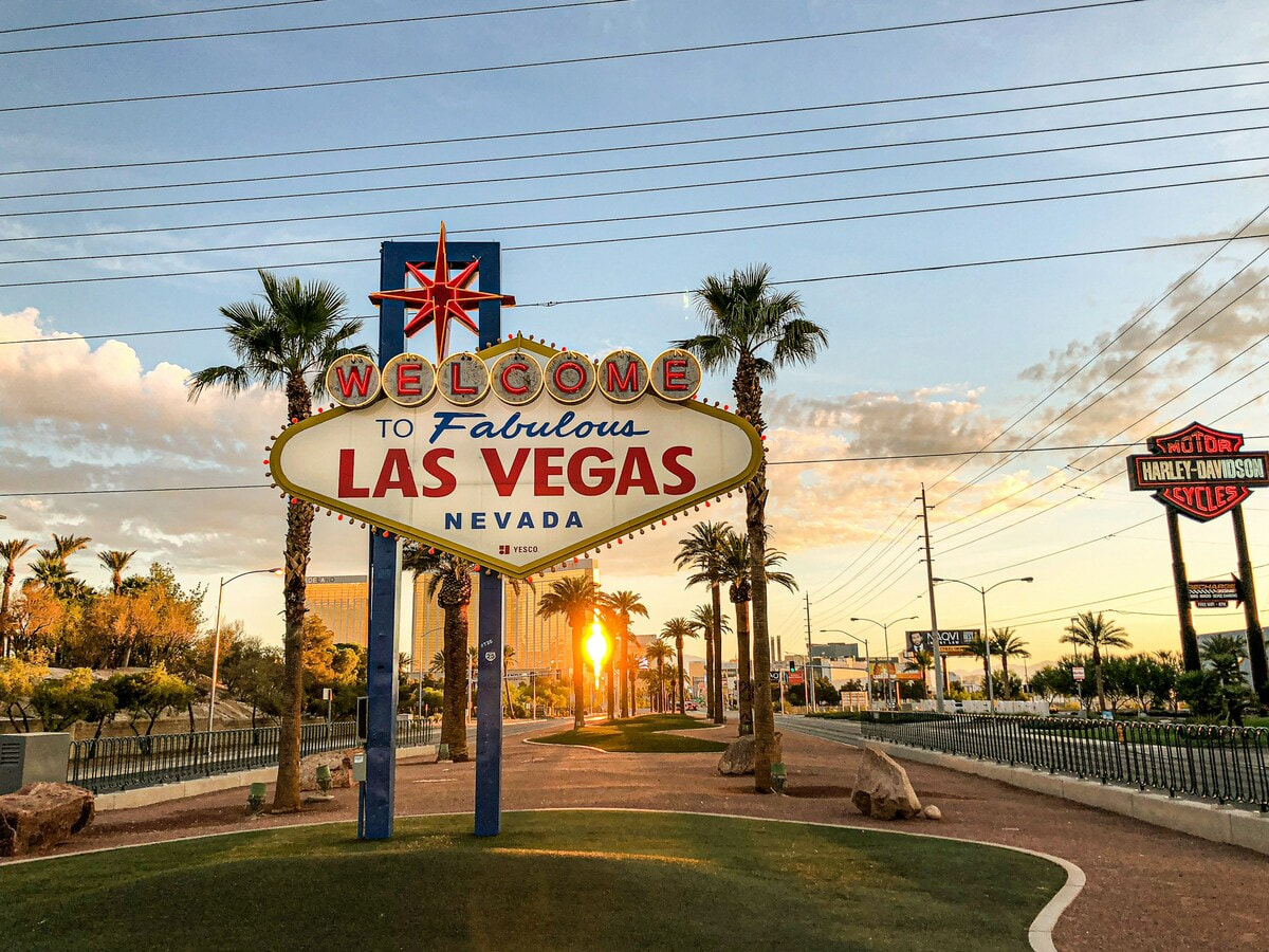 Schild mit Aufschrift Welcome to Fabulous Las Vegas bei Sonnenuntergang.