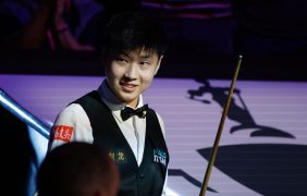 Aufnahme von Zhao Xintong während der Snooker-Weltmeisterschaft.