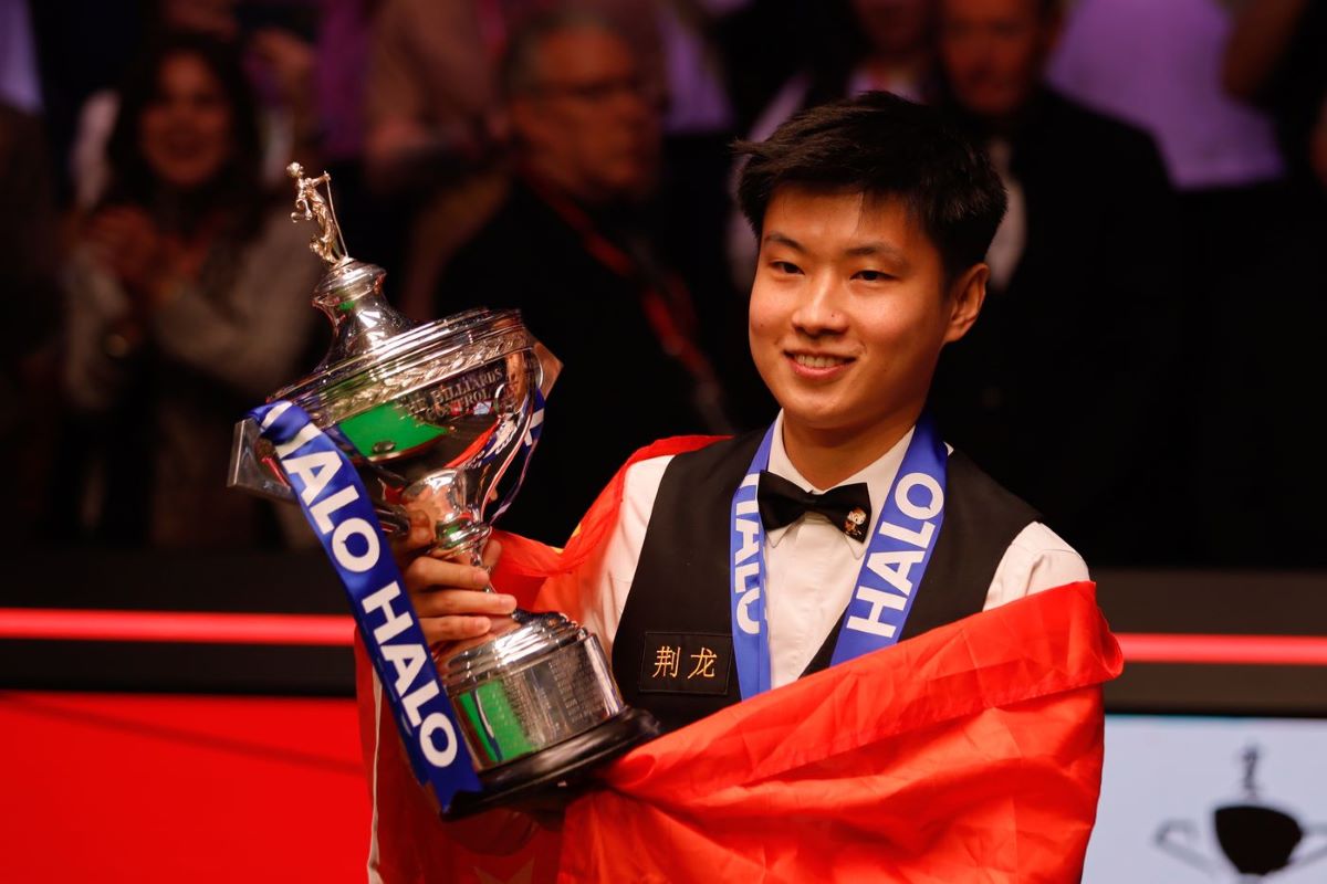 Aufnahme von Zhao Xintong nach dem Gewinn der Snooker-Weltmeisterschaft 2025.