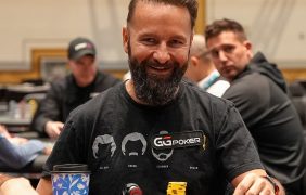 Daniel Negreanu am Pokertisch.