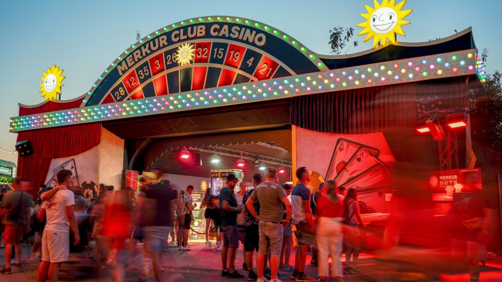 Foto eines Pop-up Merkur Club Casinos bei einem Festival