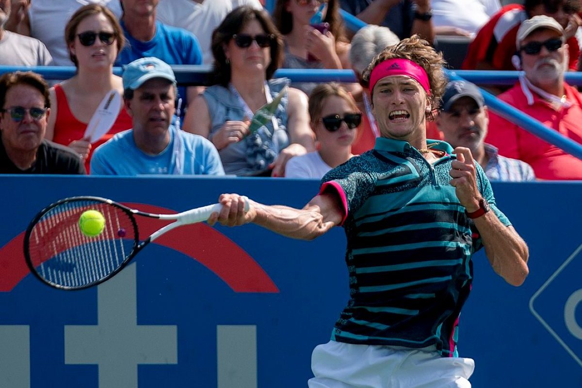 Aufnahme von Alexander Zverev beim Spielen einer Vorhand.