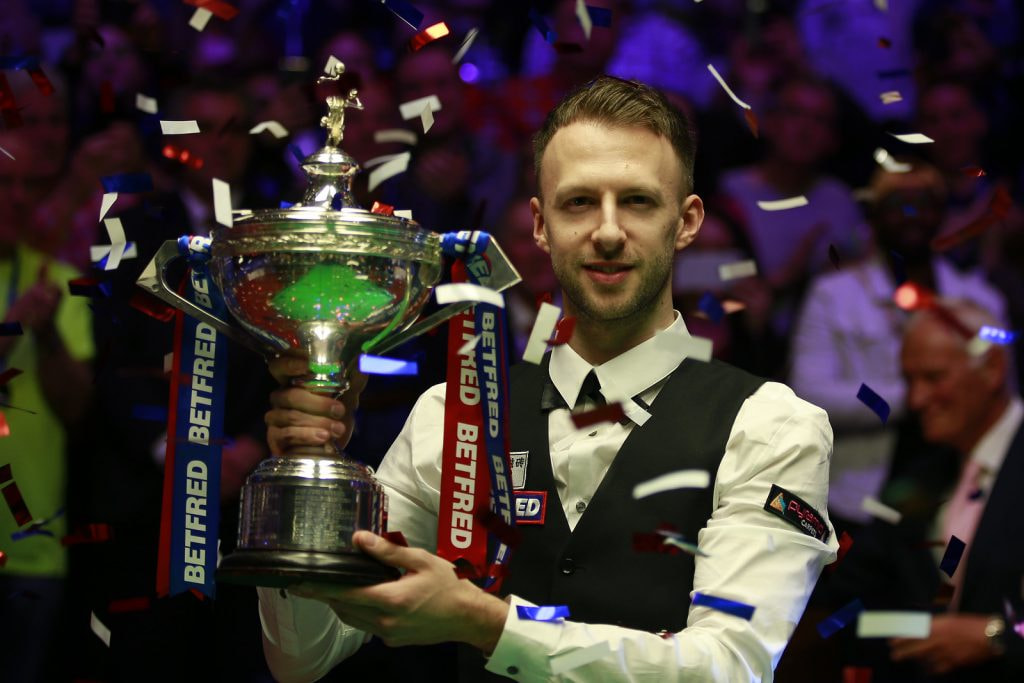 Aufnahme von Judd Trump bei der Siegerehrung der Snooker-Weltmeisterschaft 2019.