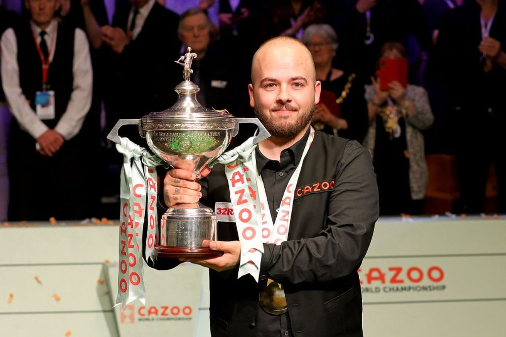 Aufnahme von Luca Brecel mit dem Weltmeisterschaftspokal.