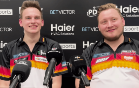 Aufnahme von Martin Schindler und Ricardo Pietreczko auf einer Pressekonferenz beim World Cup 2025.