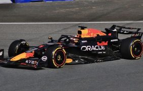 Aufnahme von Max Verstappen in seinem Rennwagen von Red Bull.