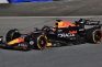 Aufnahme von Max Verstappen in seinem Rennwagen von Red Bull.