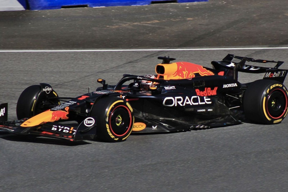 Aufnahme von Max Verstappen in seinem Rennwagen von Red Bull.