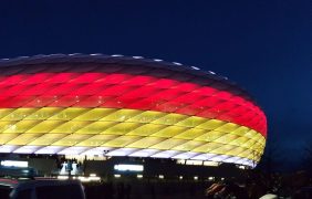 Aufnahme der Allianz-Arena mit einer Beleuchtung in den Farben Schwarz, Rot und Gold.