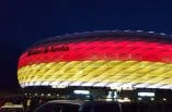 Aufnahme der Allianz-Arena mit einer Beleuchtung in den Farben Schwarz, Rot und Gold.