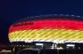 Aufnahme der Allianz-Arena mit einer Beleuchtung in den Farben Schwarz, Rot und Gold.