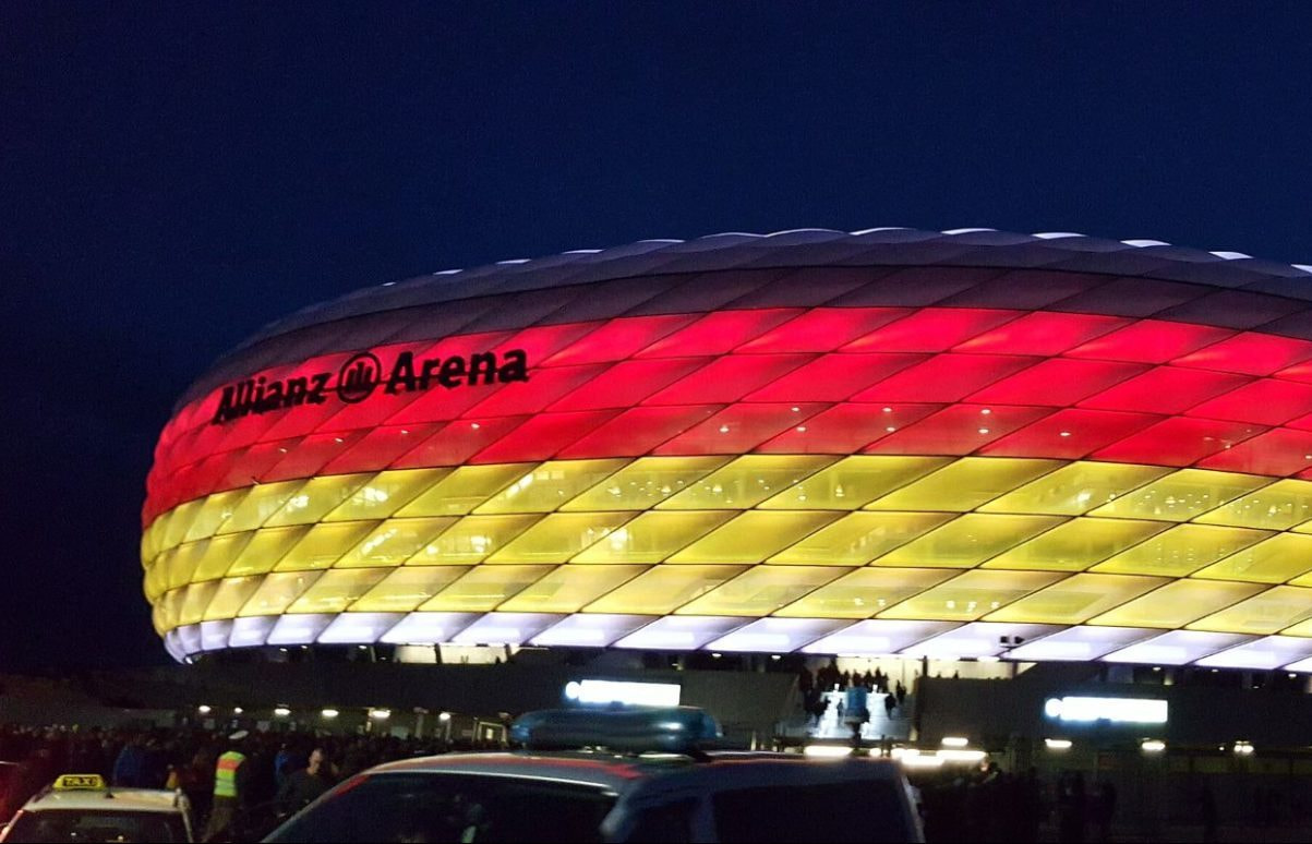 Aufnahme der Allianz-Arena mit einer Beleuchtung in den Farben Schwarz, Rot und Gold.