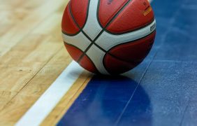 Ein Basketball auf dem Spielfeld.
