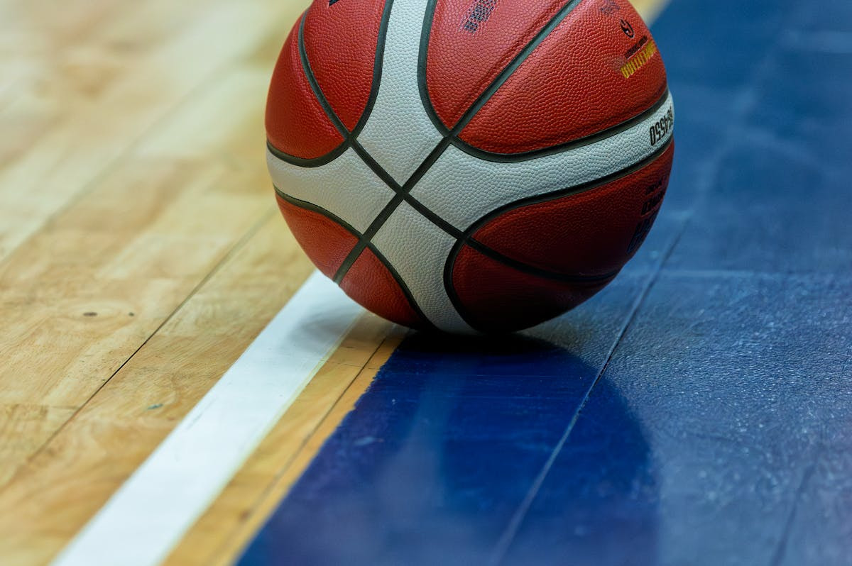 Ein Basketball auf dem Spielfeld.