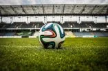 Ein Fußball in einem Stadion.