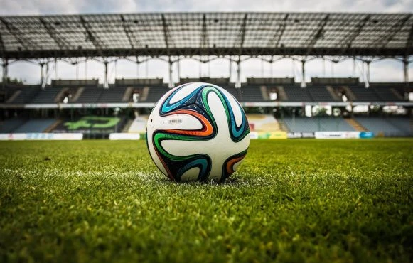 Ein Fußball in einem Stadion.