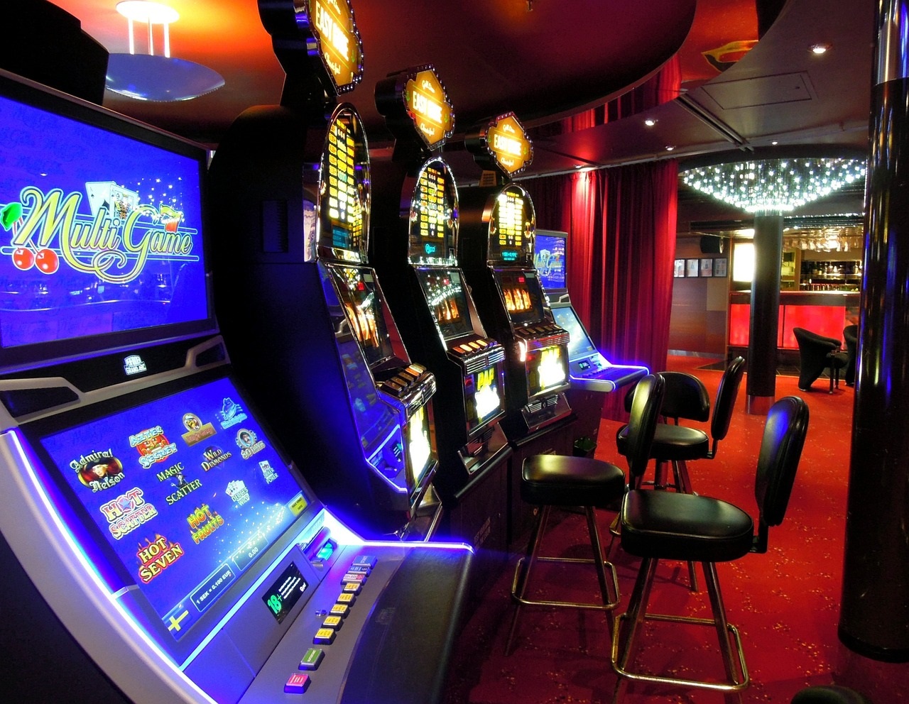 Spielhalle mit Slots und Sitzgelegenheiten