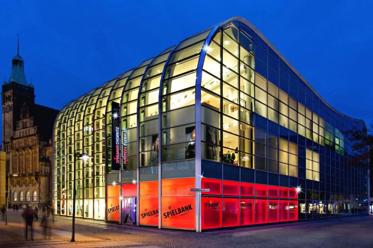 Aufnahme der Spielbank Chemnitz bei Nacht.