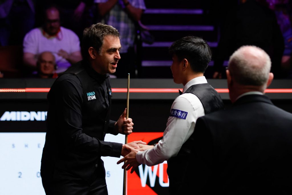 Aufnahme von Zhao Xintong und Ronnie O'Sullivan im Halbfinale der Snooker-Weltmeisterschaft 2025.