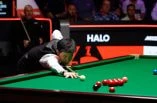 Aufnahme von Zhao Xintong am Snooker-Tisch.