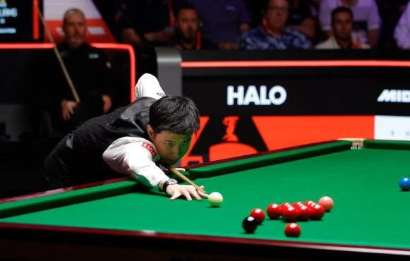 Aufnahme von Zhao Xintong am Snooker-Tisch.