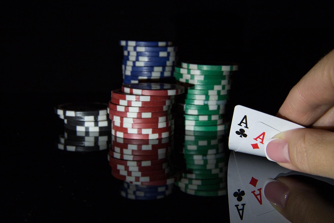 Ein paar Asse und Poker Chips