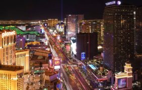 Aufnahme vom Las Vegas Strip bei Nacht.