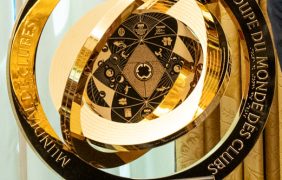 Aufnahme des Pokals der FIFA Klub-Wm 2025.