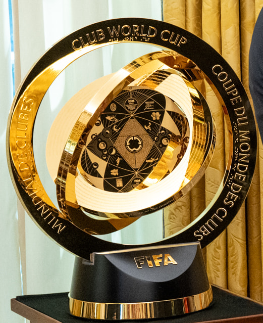 Aufnahme des Pokals der FIFA Klub-Wm 2025.