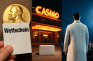Ein Wettschein für den Nobelpreis, ein Casino mit einer weißen Box davor und ein Musiker auf einer Bühne.