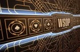 Eine Wand, auf der Pokerchips und die Buchstaben 'WSOP' abgebildet sind.