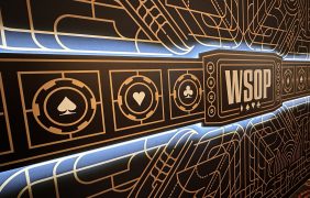 Eine Wand, auf der Pokerchips und die Buchstaben 'WSOP' abgebildet sind.