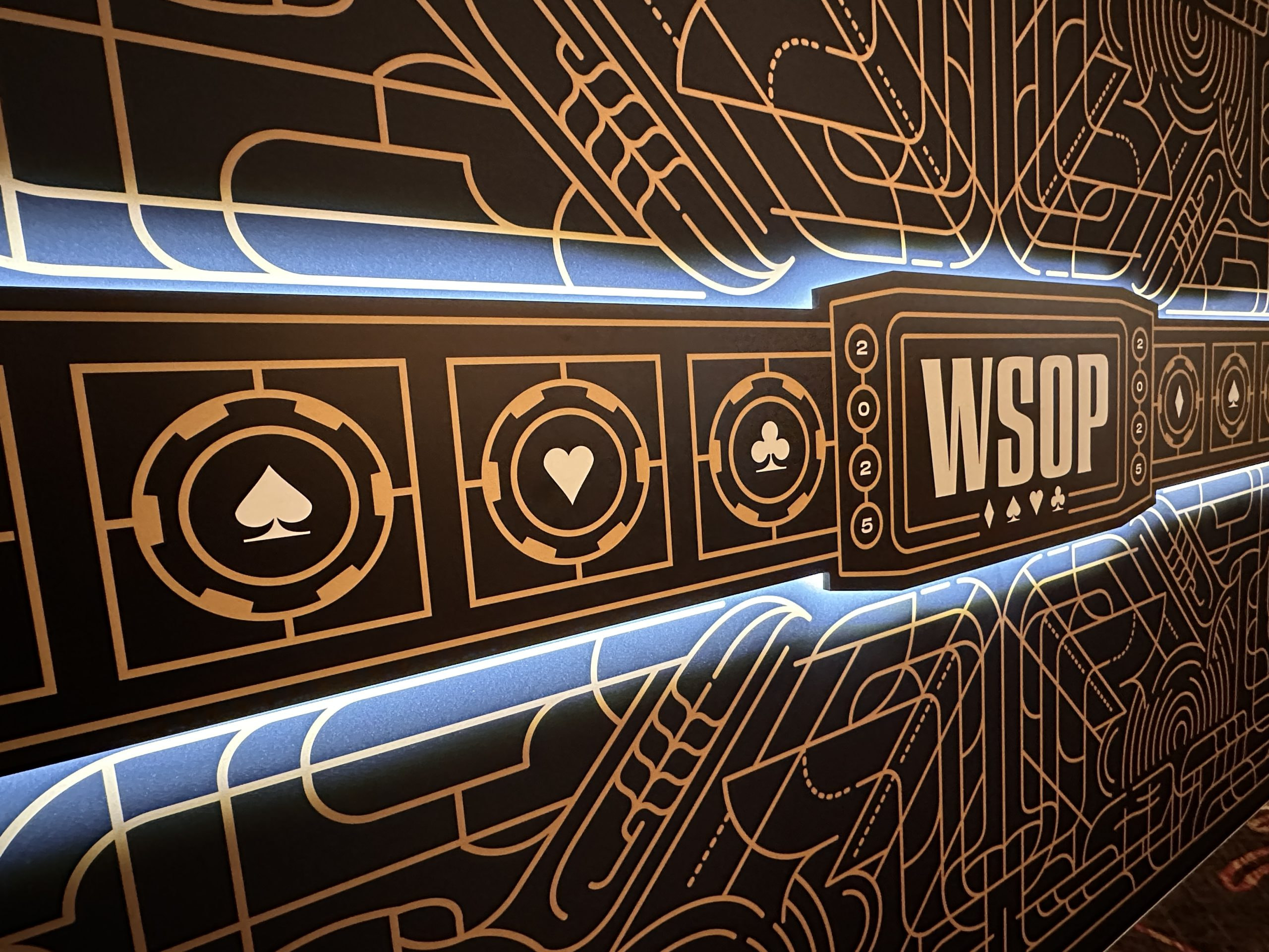 Eine Wand, auf der Pokerchips und die Buchstaben 'WSOP' abgebildet sind.