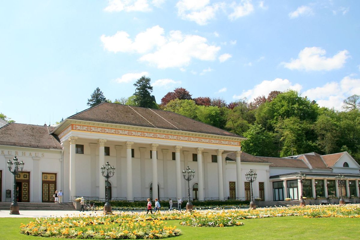 Außenaufnahme des Kurhaus Baden-Baden mit dem Casino im rechten Flügel.