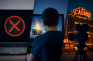 Auf einem Laptop wird eine Netzwerksperre angezeigt, ein Junge öffnet eine Lootbox und vor einem Casino wird gefilmt.