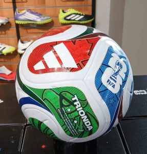 Aufnahme des offiziellen Balls für die Fußball-Weltmeisterschaft namens Trionda.