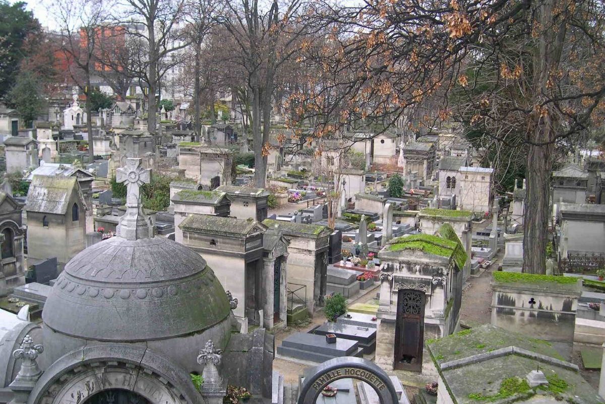 Aufnahme des Friedhofs Montmartre in Paris.