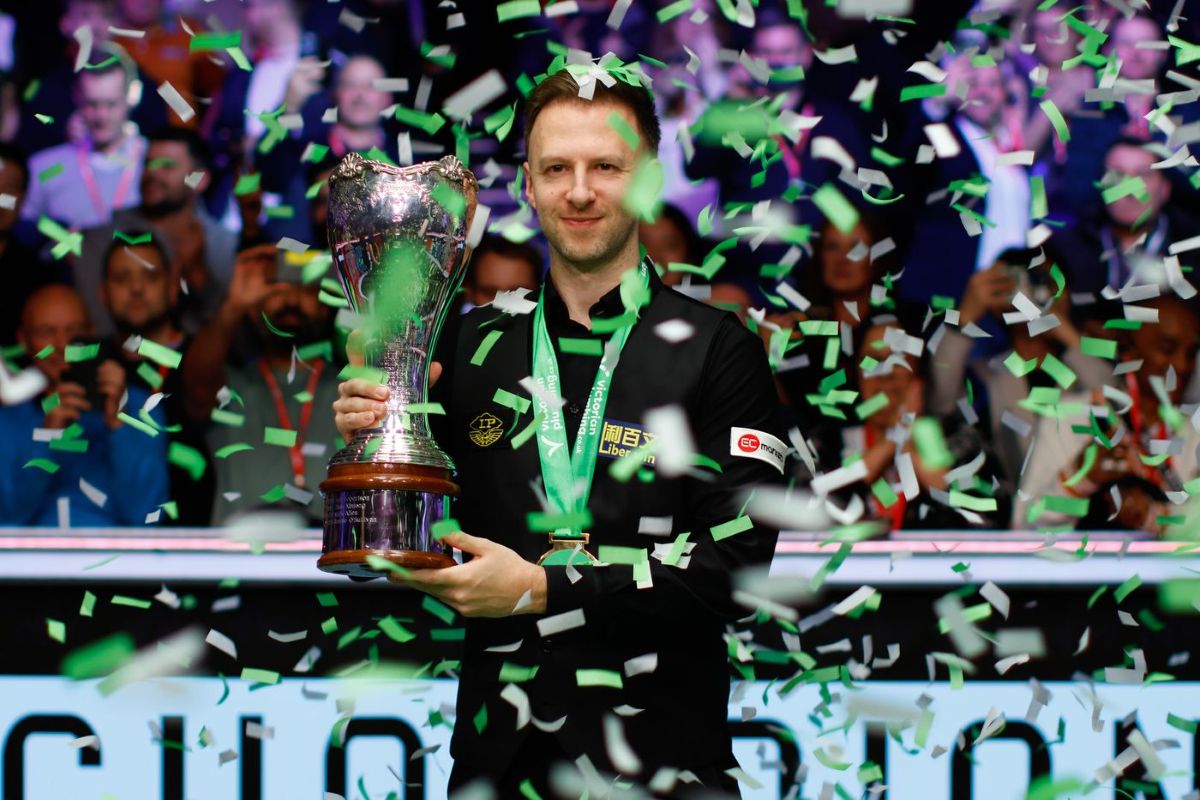 Aufnahme von Judd Trump mit dem Pokal der UK Championship aus dem Jahr 2024.