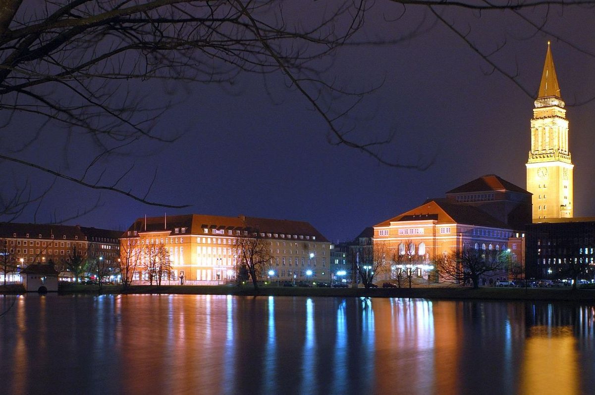 Aufnahme des Kieler Stadtzentrums bei Nacht.