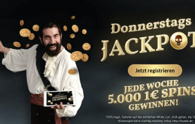 Eine Person al Pirat verkleidet stellt den Donnerstags-Jackpot vor.