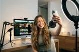 Eine KI-Influencerin nimmt ein Selfie auf. Im Hintergrund ist eine Glücksspielseite auf ihrem Computer geöffnet.