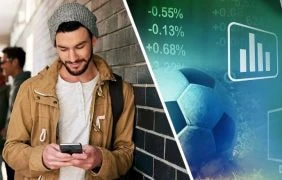 Ein Mann sitzt vor seinem Laptop und schaut auf seinen Ausweis, ein Fußball in einem Stadion, ein Mann hält einen Vortrag.