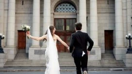 Ein weites, kinoreifes Hochzeitsfoto eines Paares.